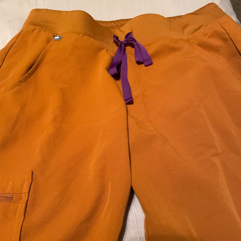 Burnt orange fig scrub set